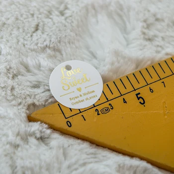 Diametrs 35mm Kāzu Custom Etiķetes Zelta Vēstuli Whitecard Papīra Ielūguma Karte Dāvanu Cukura Maisā, Jūsu Vārdu Produktus, Apģērbu Logo